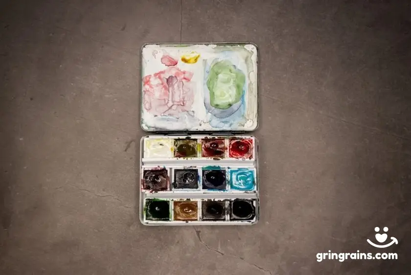 Kleiner Aquarellkasten mit Aquarellfarben