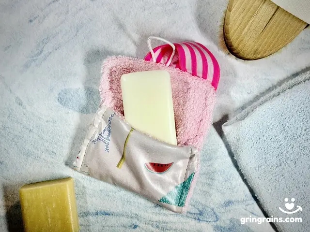 Seifentasche mit einem Stück Seife im Badezimmer