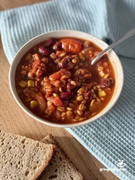 Chili sin carne mit Dinkel und etwas Brot